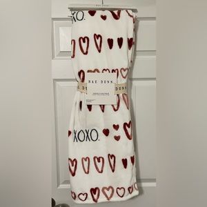 SOLD - RAE DUNN ‘XOXO’ PRINTED PLUSH THROW
